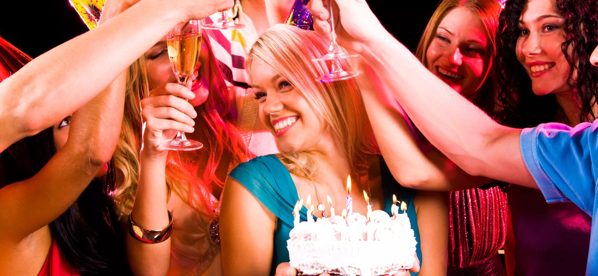 девушка отмечает день рождения. красивые девушки праздник. фотосессия с воздушными шарами. девушка празднует. вечеринка.