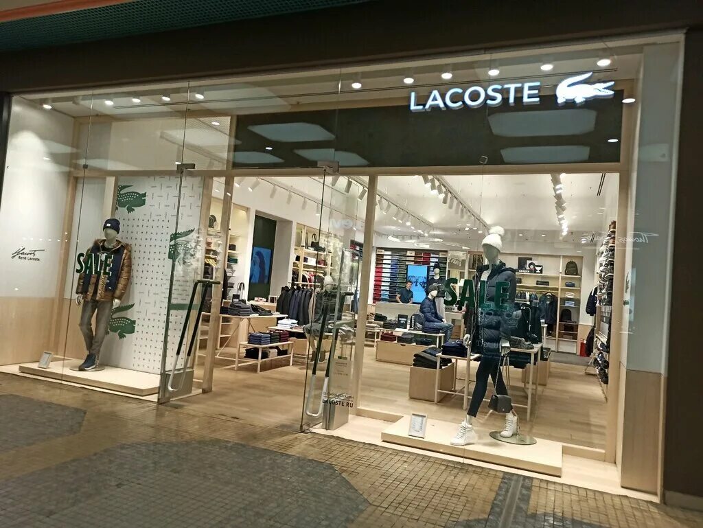 Галерея Чижова, Воронеж, Кольцовская улица, 35. Lacoste магазин одежды. Lacoste бутик. Лакоста галерея Чижова.