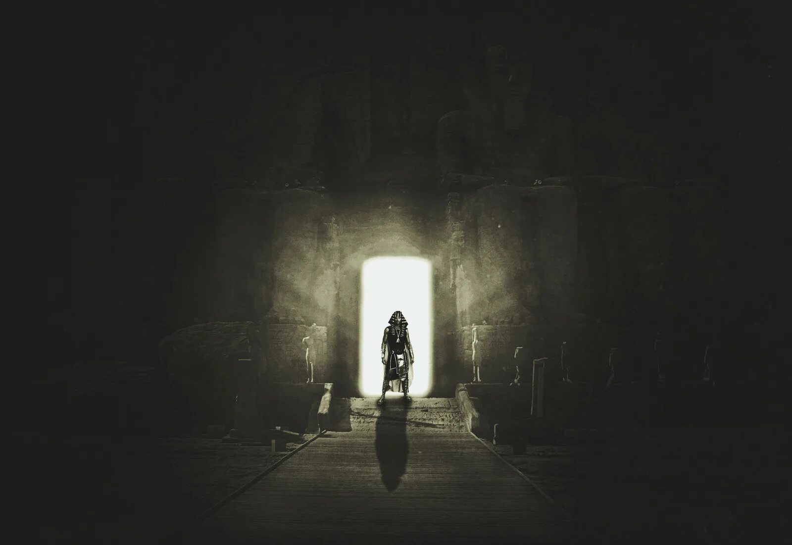 Выходи из мрака. Тень в темноте. Из тьмы к свету. Человек во мраке. Человек в темноте на лестнице.