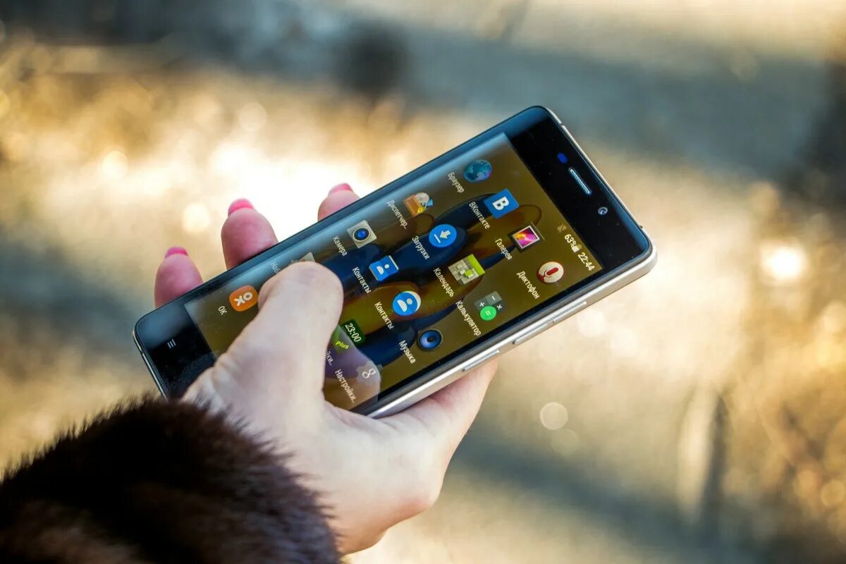 Фаблет 2021. Какой в данное время хороший смартфон. Смартфоны с хорошей камерой и мощной батареей. Oppo find x2 и x2 pro. Alcatel 1s prizwaditel.