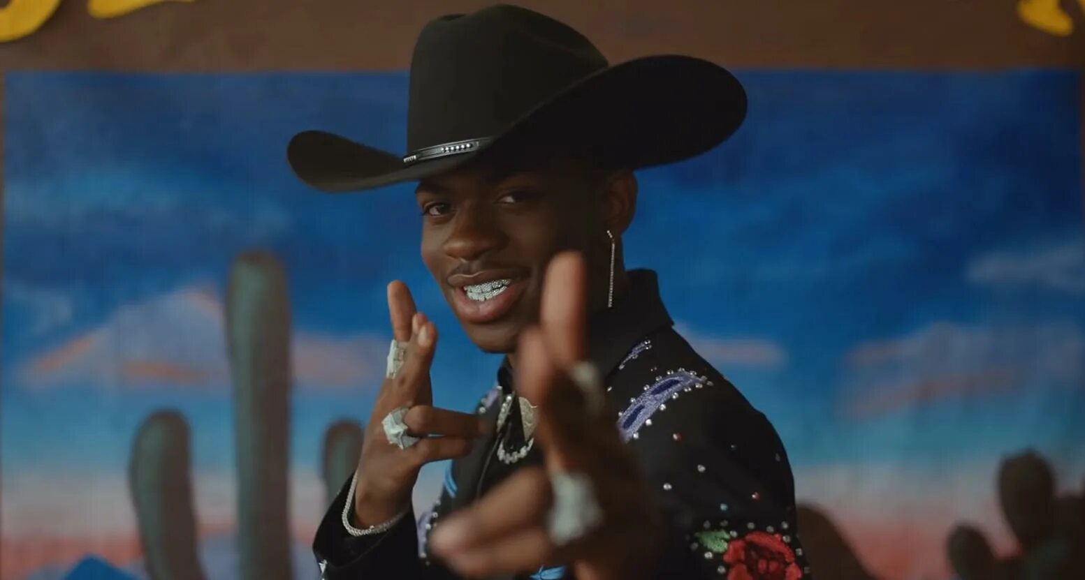 Little cowboy ready to go. Lil nas x в шляпе. Old Town Road Lil nas. Old Town Road певец Lil nas x. Лил нас Икс костюм.