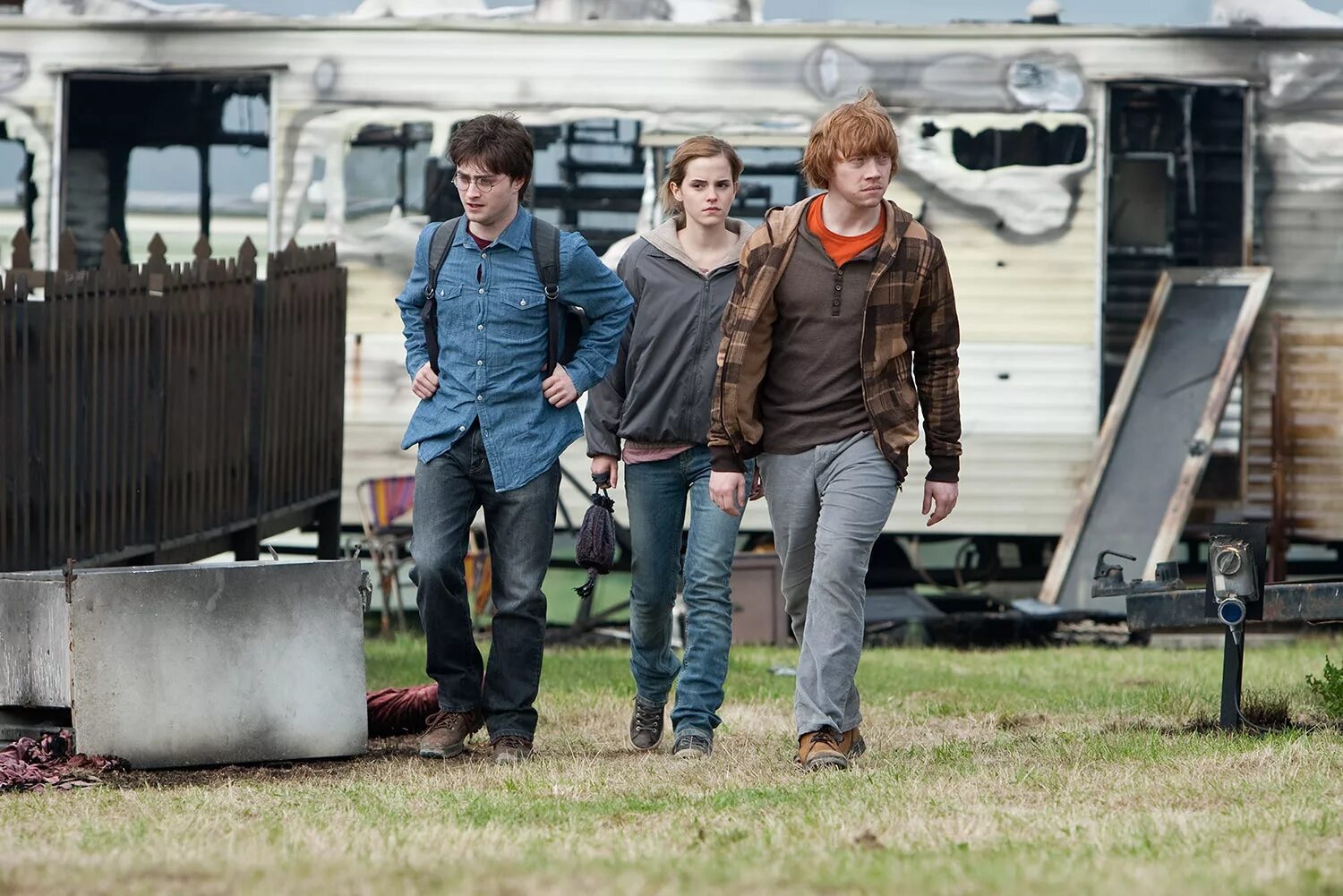 Deathly hallows part 1. Кино гарри поттер 1 часть. гарри поттер и дары смерти часть 1. the deathly hallows фильм 2010. гарри поттер и дары смерти фильм.