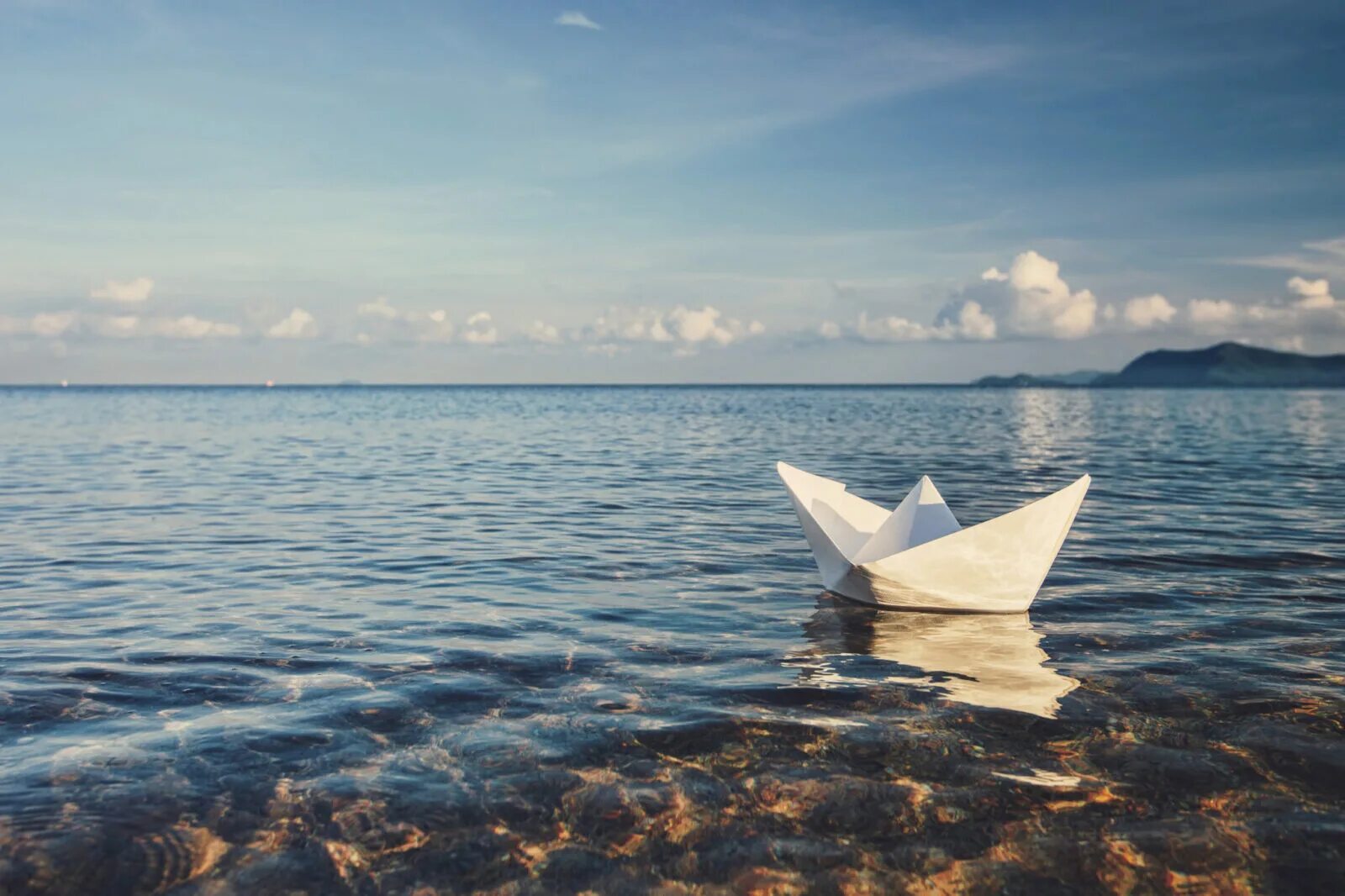Бумажный кораблик плывет. Бумажный кораблик. Бумажный кораблик в море. Бумажный кораблик на воде.