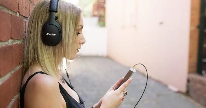 Приложение для наушников marshall. Девушка marshall major 3. наушники marshall на девушке. marshall наушники беспроводные на голове. marshall наушники на человеке.