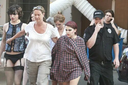 эмма уотсон хорошо быть тихоней. хорошо быть тихоней тетя хелен. хорошо быть тихоней фильм 2012. чарли и хелен. логан лерман хорошо быть тихоней.