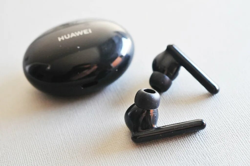 Huawei freebuds купить москва. Хуавей фрибадс 4i. Huawei freebuds 4. Хуавей 4 наушники freebuds черные. Huawei Buds 4i.