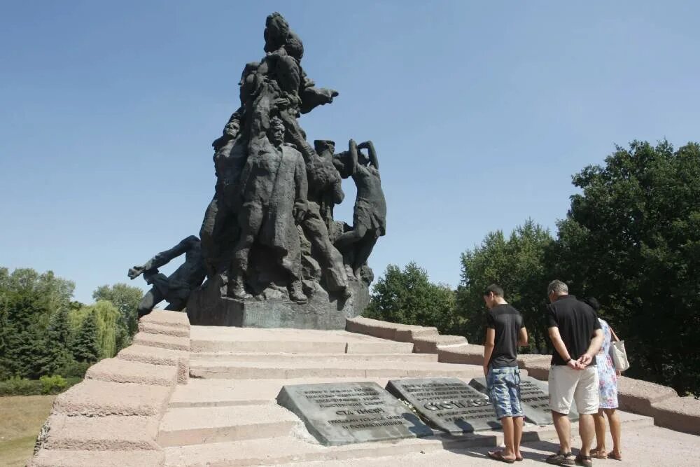 Бабий яр день памяти. День памяти жертв холокоста бабий яр. Зверства бандеровцев бабий яр. Бабий яр фото немецкого фотографа. Бабий яр день памяти.