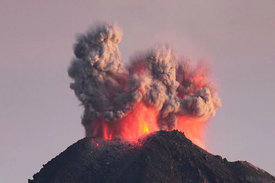 Вулкан Бардарбунга. Келуд извержение вулкана. Вулкан дель Фуэго. Вулкан дель Фуэго подводный. Землетрясения и извержения вулканов происходят