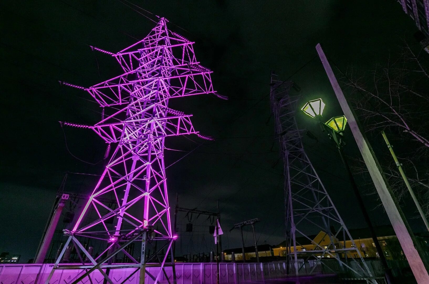 лэп. электрическая вышка 110 кв. высоковольтная линия передачи электроэнергии. электрические вышки. россети мрск сибири подсветка опора лэп.