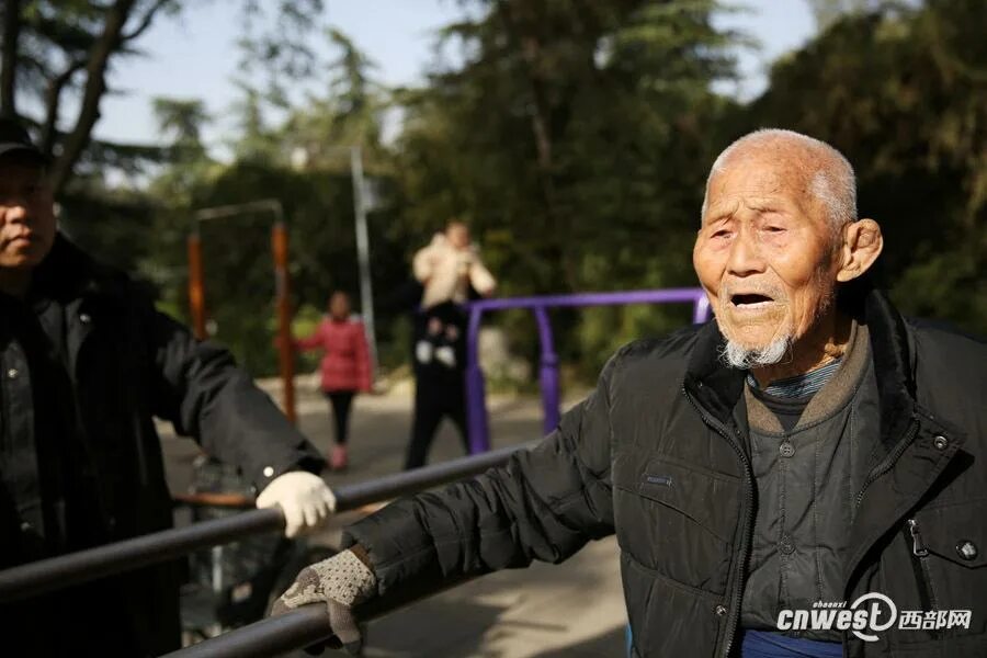 This man works. Японец 101 год. 101 Год мужчина старик.