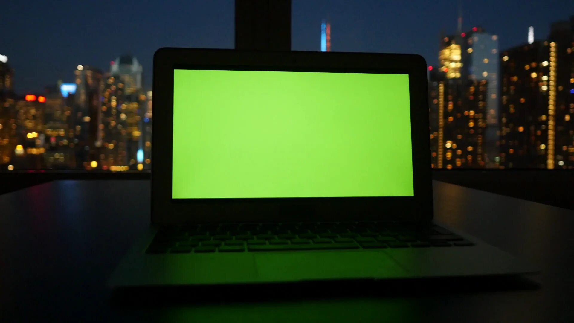 Го экран. Ноутбук Грин скрин. Зеленый монитор. Компьютер с зеленым экраном. Ноут зеленый экран.
