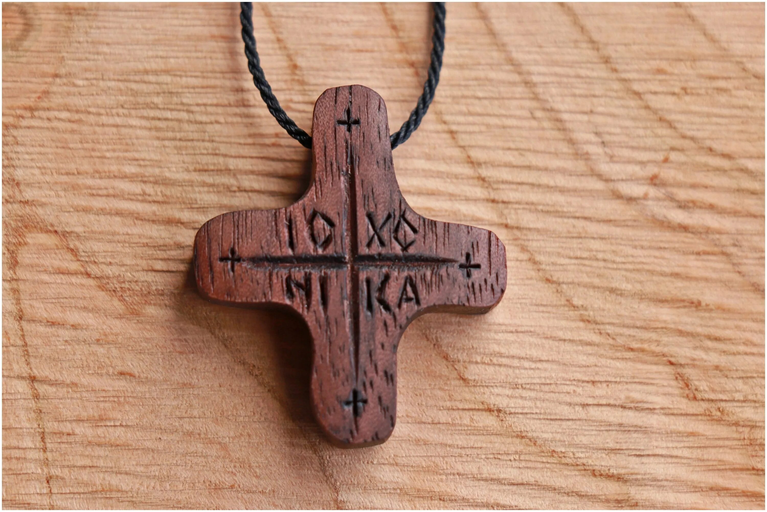 Из какого дерева крест. Деревянный крест на шею. Простой нательный крест из дерева. Простой деревянный крест в руках. Крест постригальный дерево.
