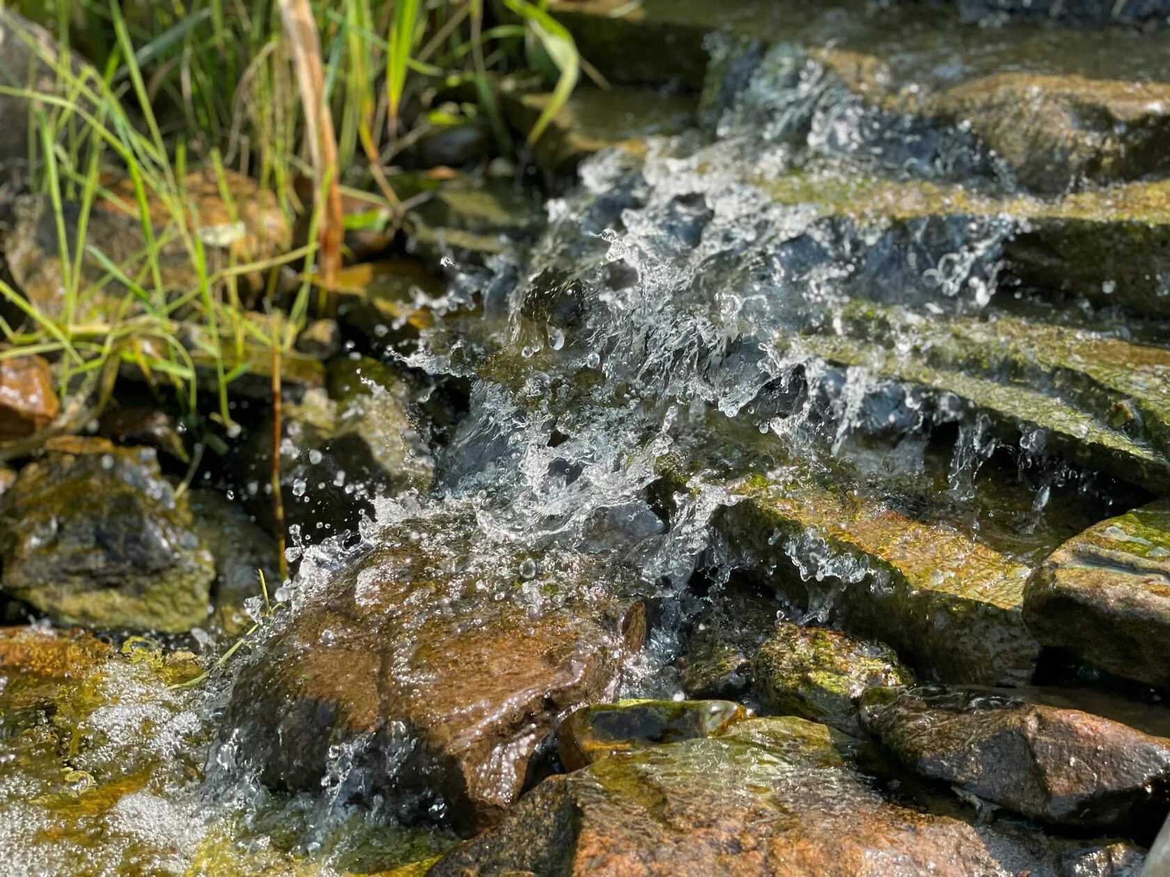 Почему родниковая вода. Минеральные воды Родниковая вода. Черная Родниковая вода. Родниковая вода в природе. Самая чистая Родниковая вода.