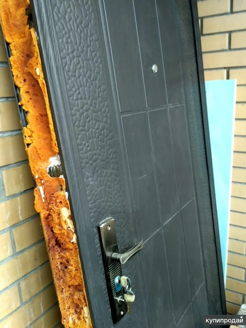Входная дверь в новостройке. Входная дверь от застройщика. Дверь входная металлическая от застройщика. Продать дверь от застройщика. Дверь металлическая от застройщика.