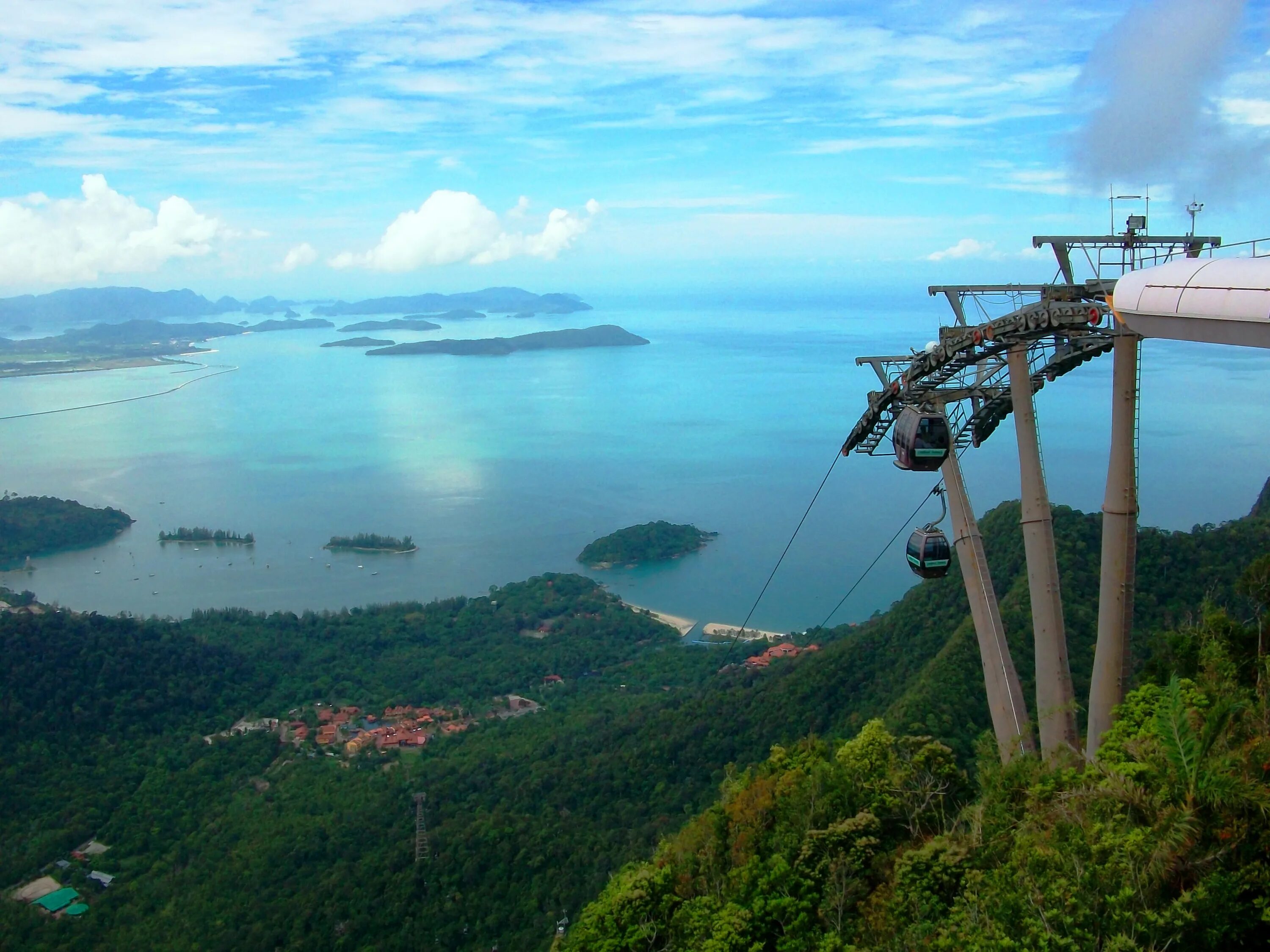 Малайзия стоимость. Langkawi Cable car Малайзия. Ribak Island Langkavi. Китай остров Лангкави,. Башня на острове Малайзии Лангкави.