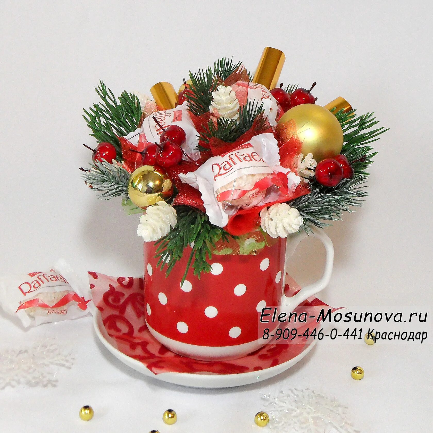 новогодняя композиция в чашке. сладкий новогодний подарок в кружке. новогодний букет в кружке. кружка с конфетами на новый год. новогодний букет в кружке.