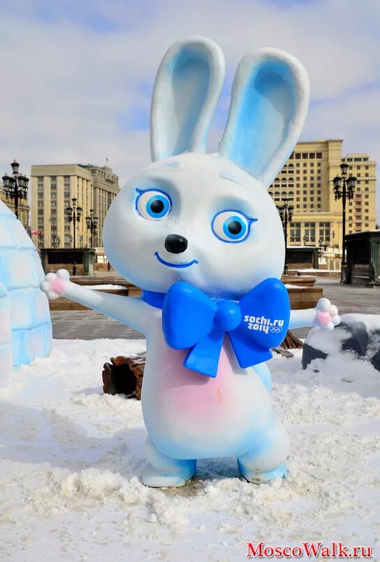 снежная фигура кролика. фигуры из снега. фигура зайца из снега. ледяного зайчика. ледяная фигура зайца.