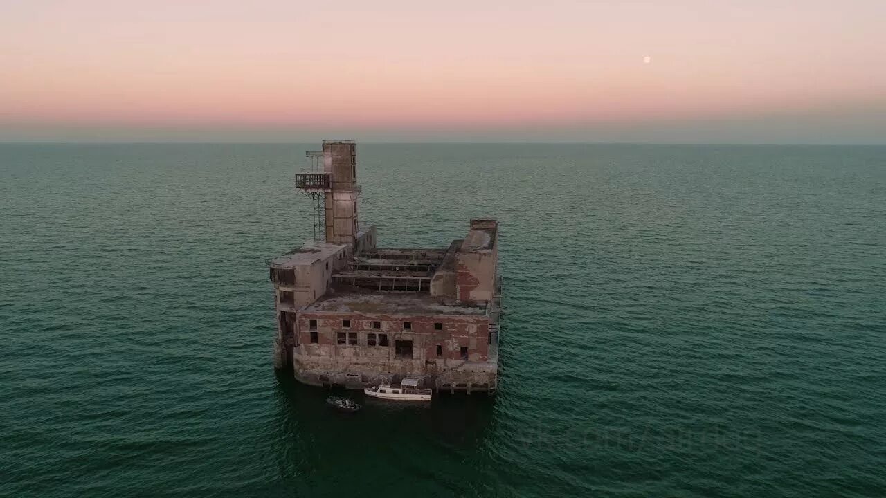 Астрахань каспийское море пляж. Восьмой цех завода «дагдизель», каспийск. Вагоны в море в каспийске. Дагестан махачкала каспийское море. Остров морской бирючок.