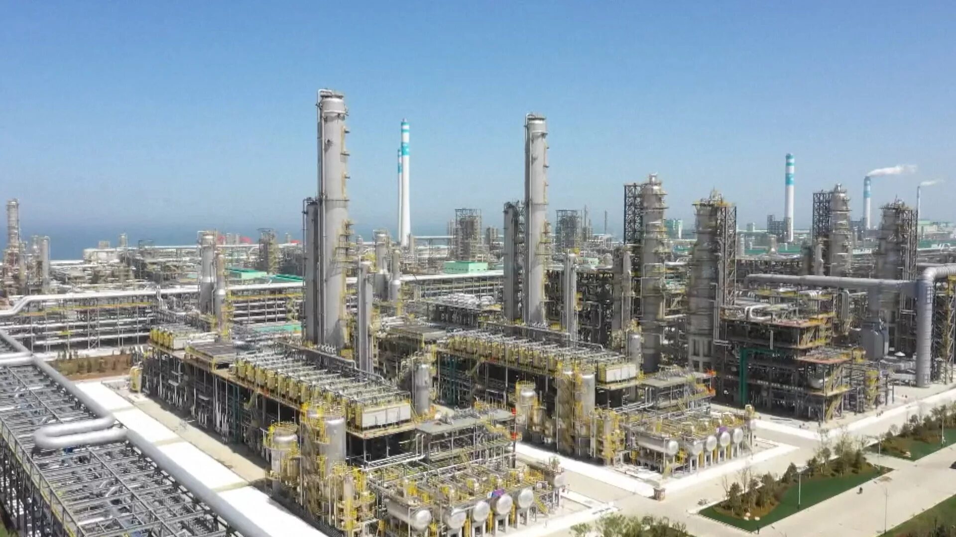 Нефтеперерабатывающий завод Китай. Tabriz Petrochemical Company Иран. Индустрия Китая нефтепереработка. Нефтеперерабатывающий завод Джамнагар. Самая большая промышленность