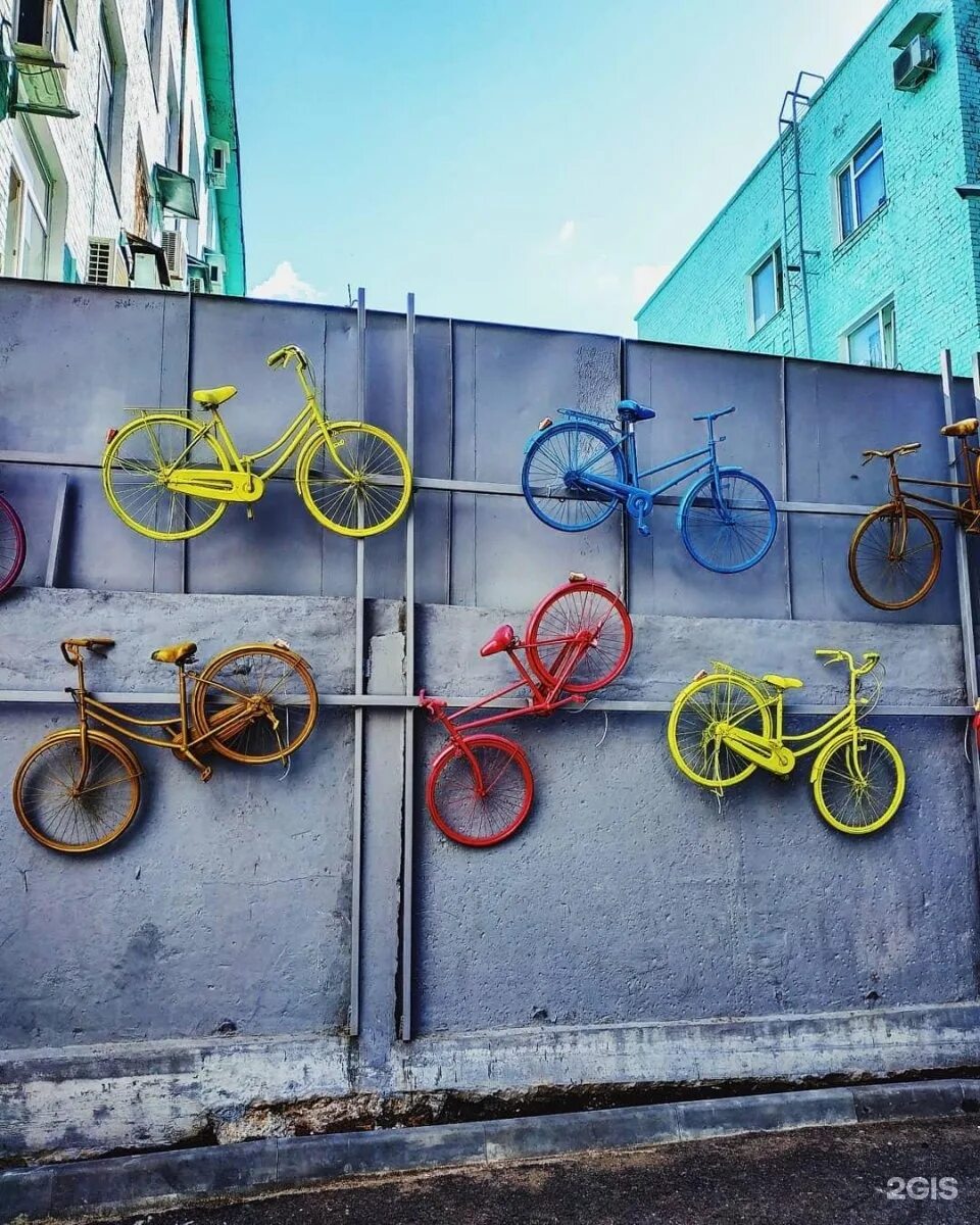 Уфа байк. Арт объект. Арт объект велосипед. Уличные арт объекты. Забор из велосипедов.