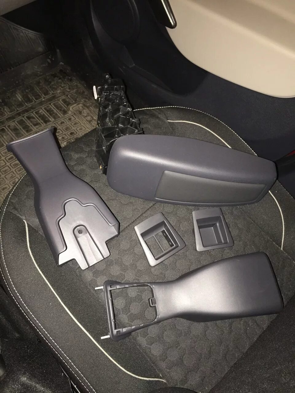 Как снять подлокотник на логане Снятие штатного подлокотника Renault Logan 2 Renault Logan (2G), 1,6 л, 2014 г