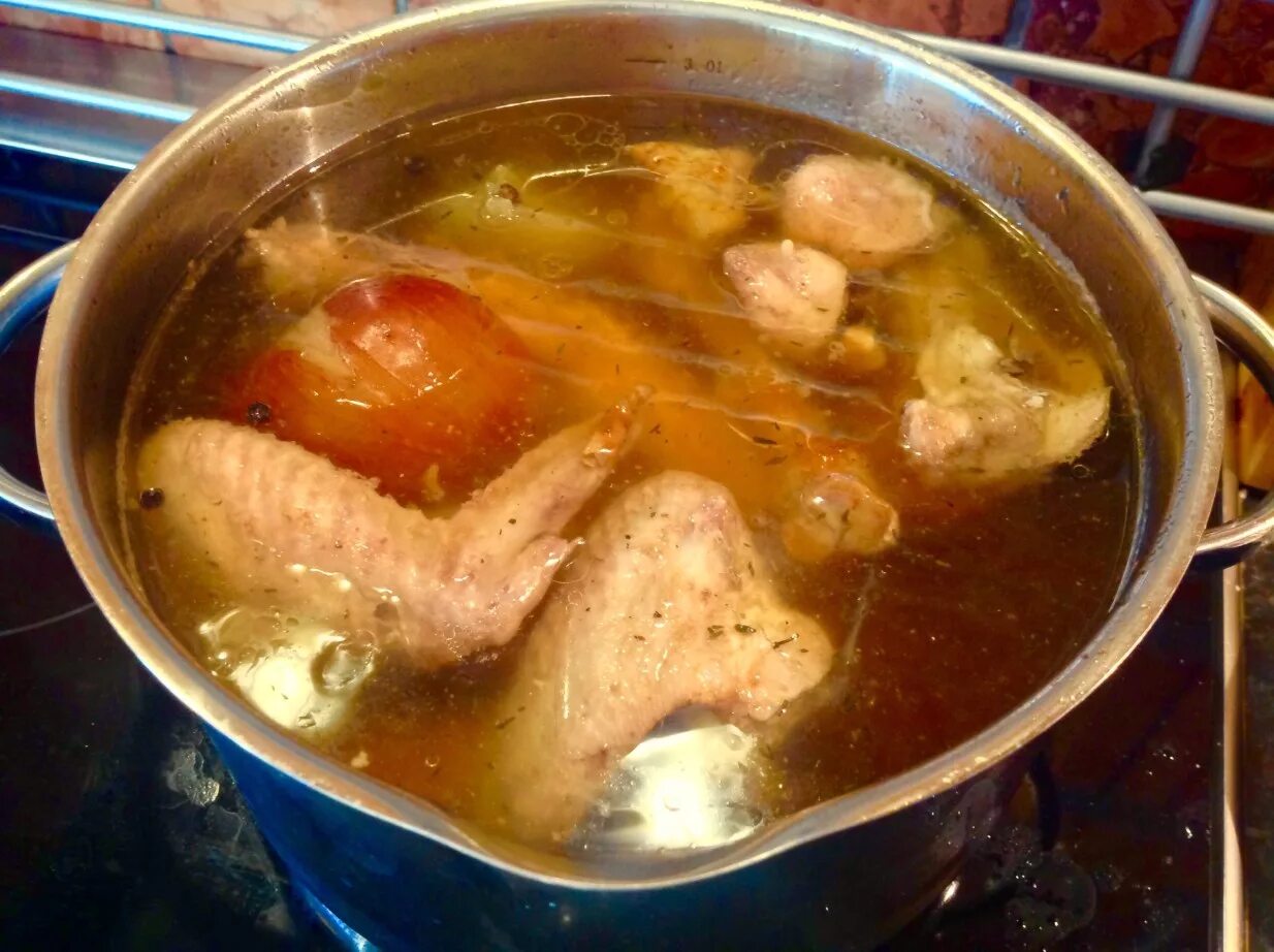 Что делать чтобы бульон был прозрачным. Куриный бульон с курицей. прозрачный бульон из курицы. жирный бульон. костный бульон курица.