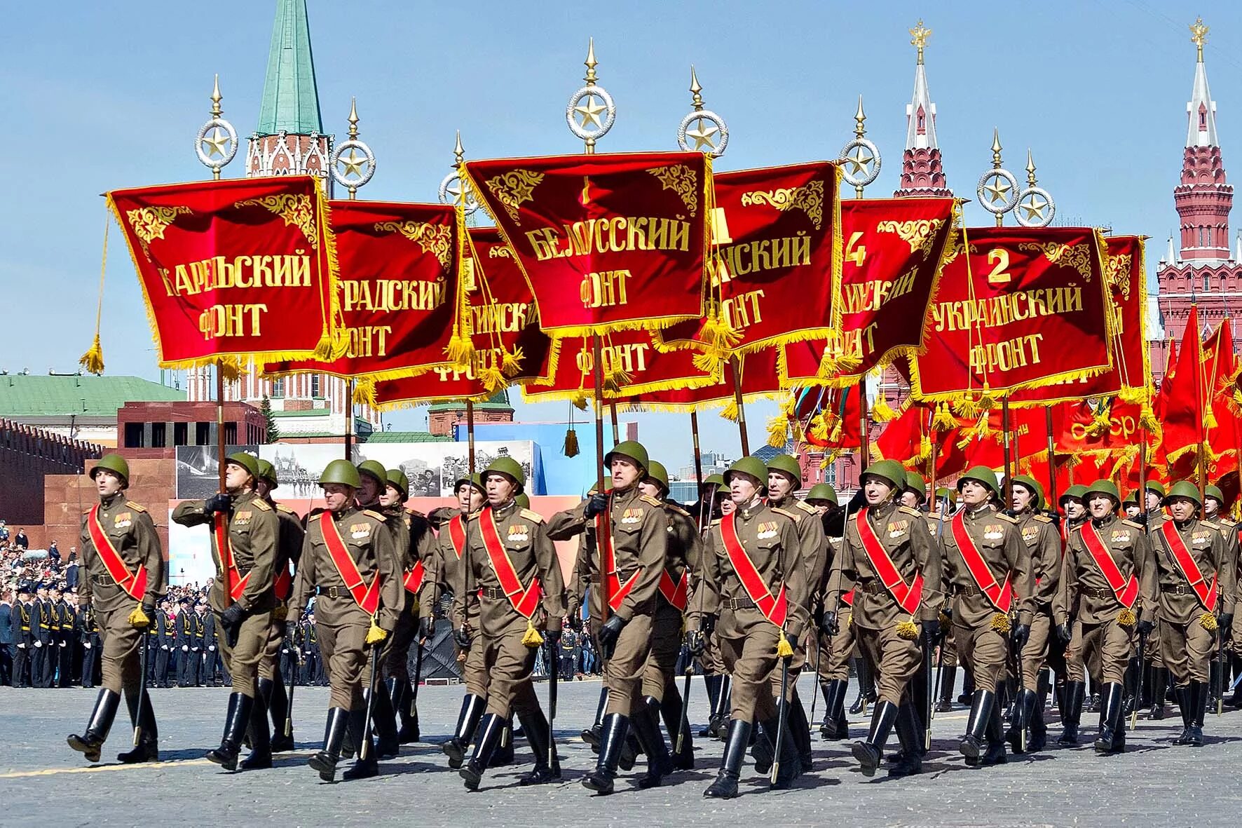 Как попасть на парад на красную. Красное знамя на параде победы. знамя победы на параде. штандарт на параде. парад победы штандарты.
