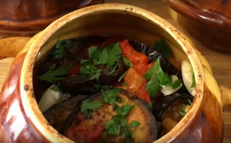 картошка с грибами в горшочках. овощи в горшочке по-гречески. рагу в горшочках. чанахи (грузинское национальное блюдо). жаркое с баклажанами и картошкой.