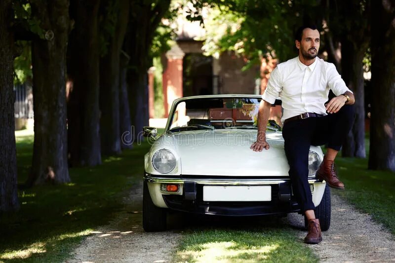 Парень на капоте машины. Мужик в кабриолете. Человек на капоте. Форд мустанг сверхъестественное. Джош холлоуэй рост.