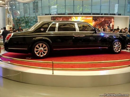 Китайский седан  hongqi h9. Toyota century royal императора. Автомобили мировых лидеров. Правительственные автомобили. Audi a8 меркель.