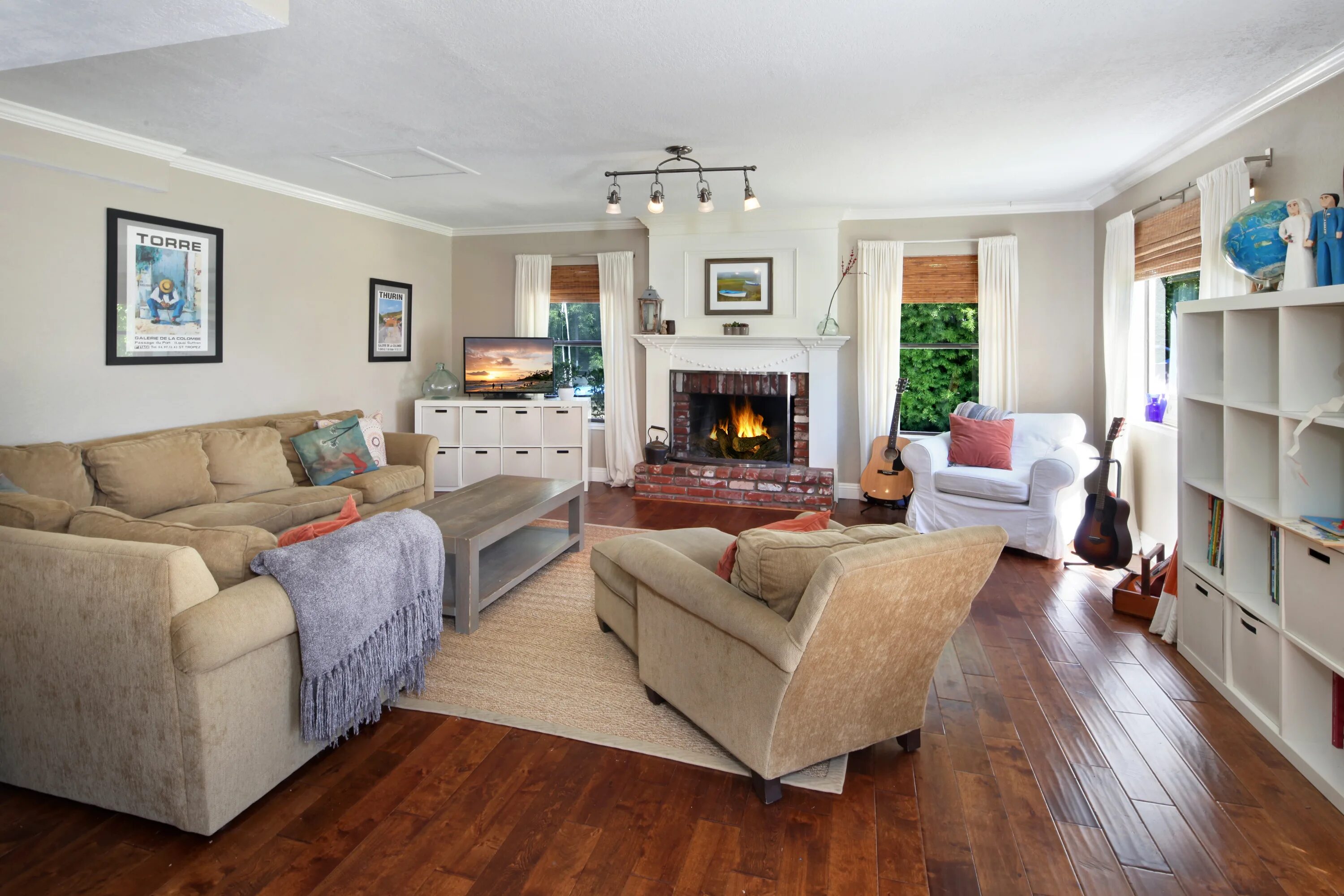 Как расположить диван в гостиной. Маленькая гостиная с двумя диванами. Угловой интерьер комнаты. Комната с двумя диванами. Гостиная с большим телевизором.