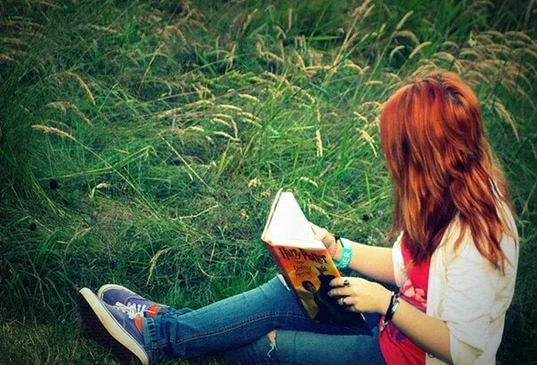 Fan reading. Рыжая девушка с книгой. Девушка с книгой с рыжими волосами. Рыжая девушка читает книгу. Девушка с рыжими волосами читает.