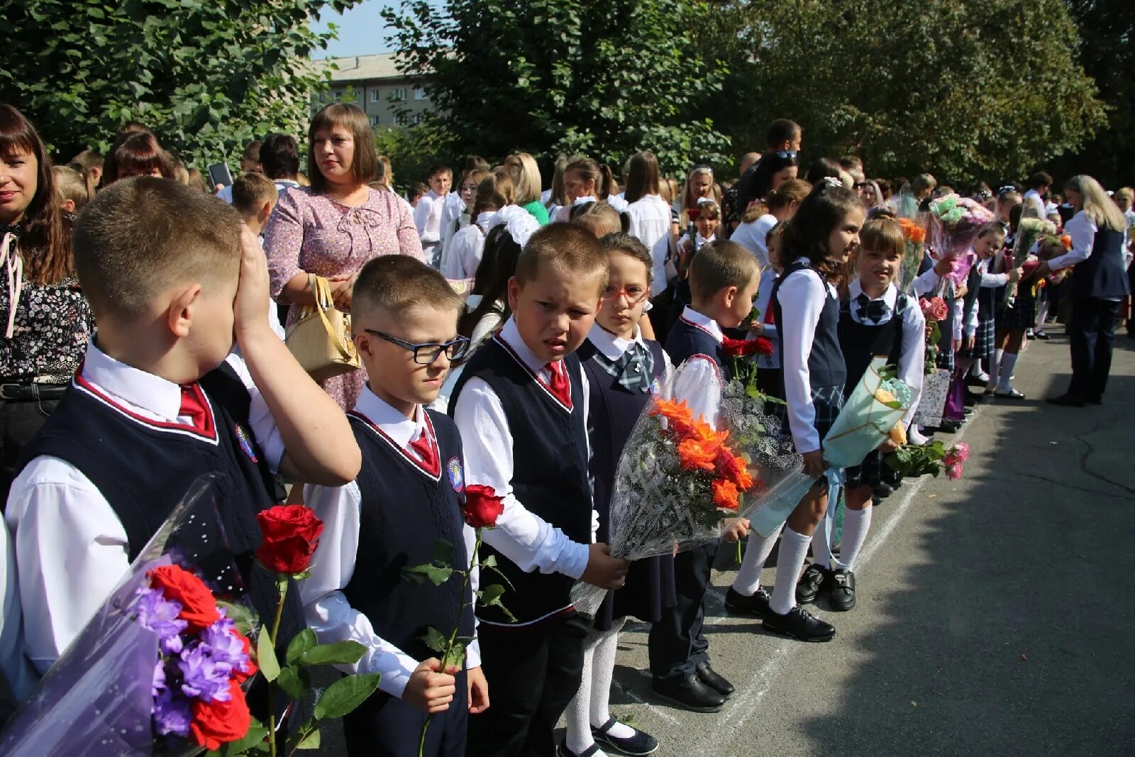 Сегодня начинается школа. Первоклашки фото. Фото первоклассников. Первоклашки 2023. Школьные каникулы.