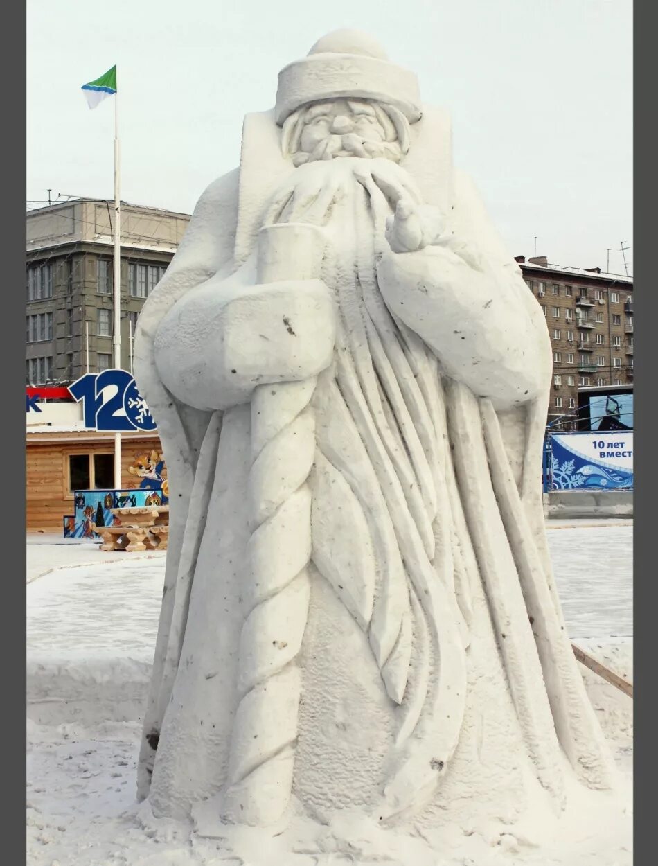 Дед из снега. Снежная скульптура дед мороз и снегурочка. фигура деда мороза из снега. скульптура деда мороза из снега. фигуры деда мороза и снегурочки из снега.