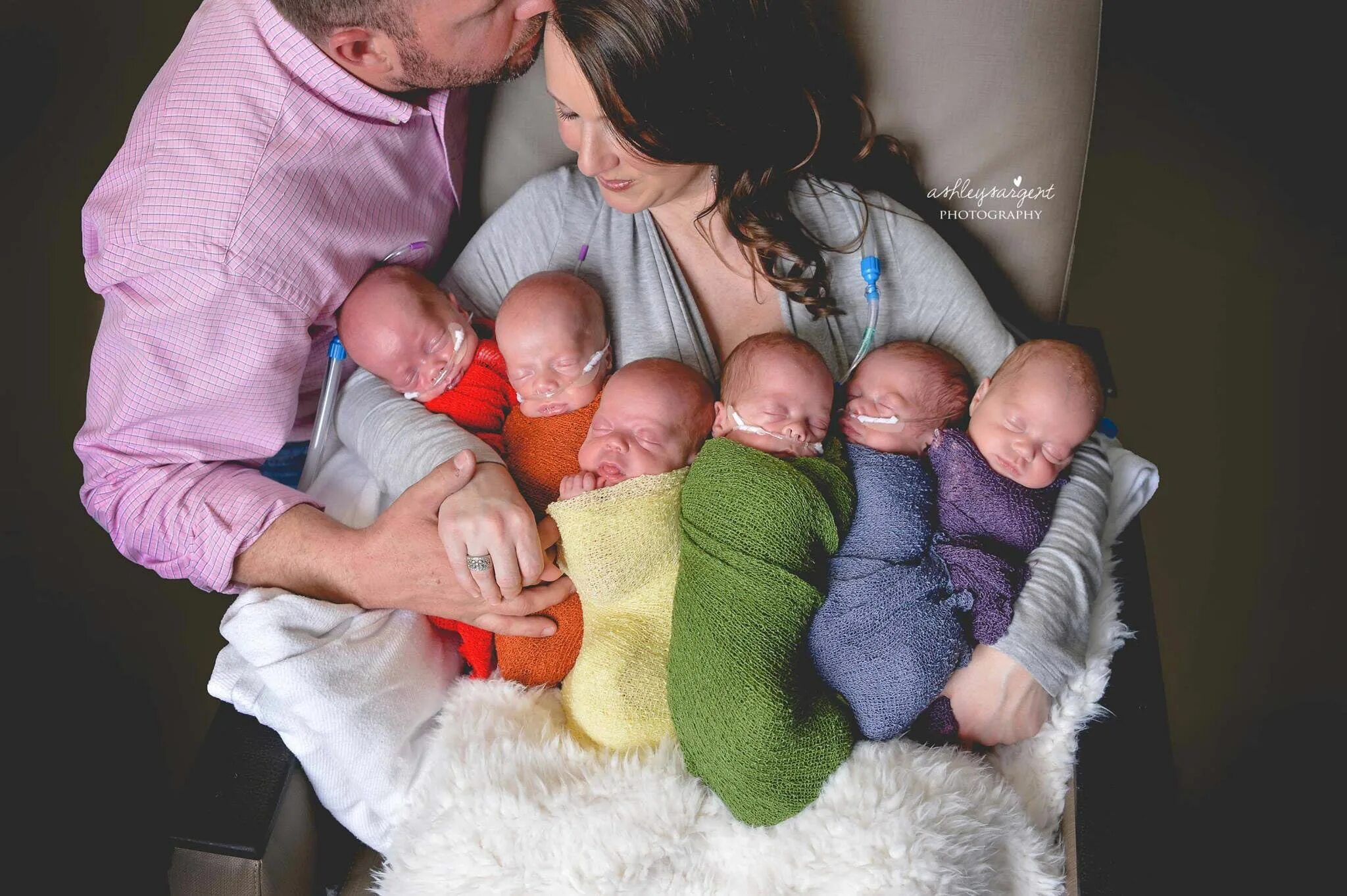 Семья с тройняшками. Семейные фотосессии с новорожденным ребенком. Много детей в семье. Родители с двойней.