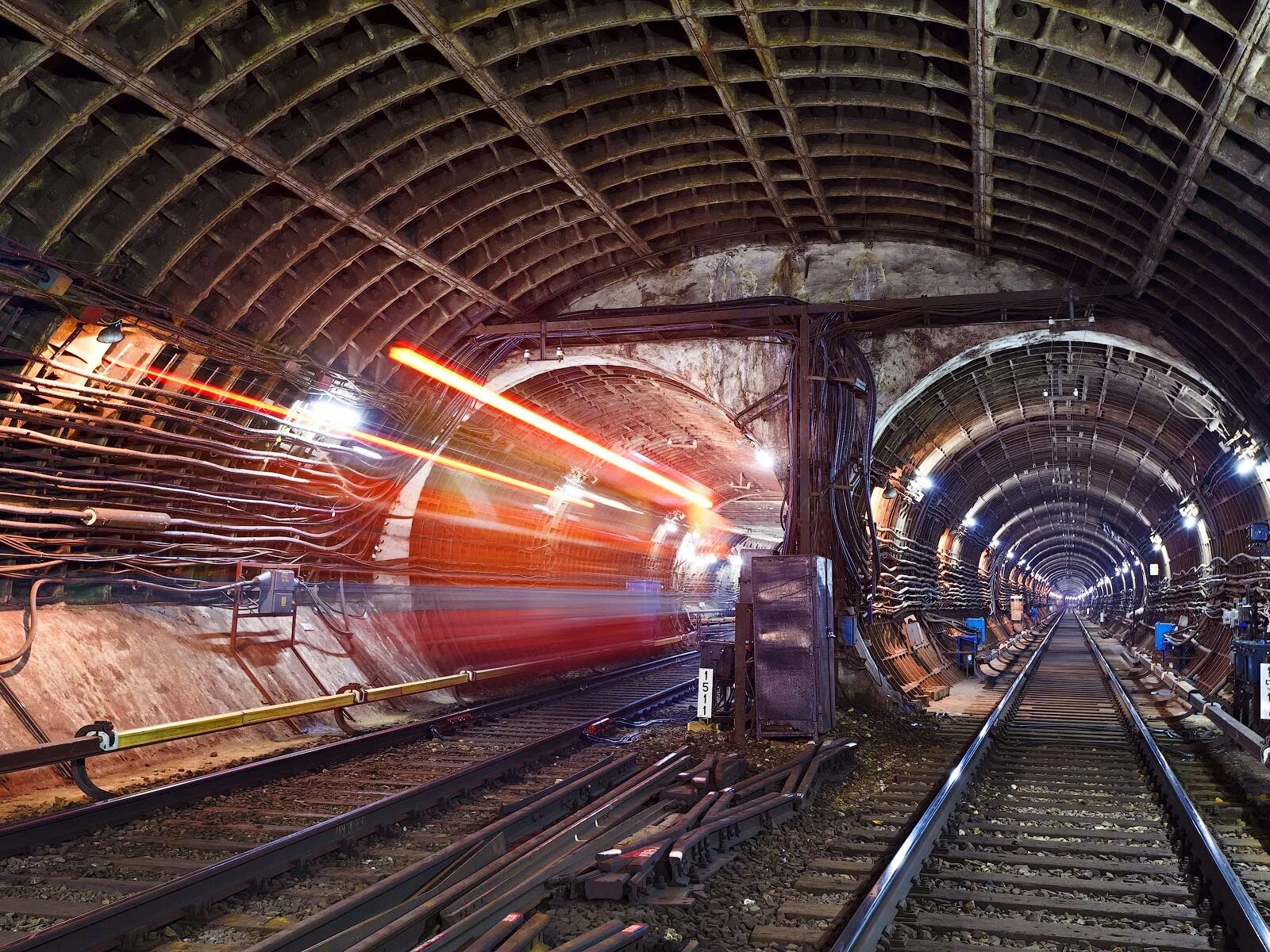 Работа арбатско. Тоннели Арбатско Покровской линии. Станция метро парк Победы туннели. Метро 2. Поезда станции в Московском метрополитене.