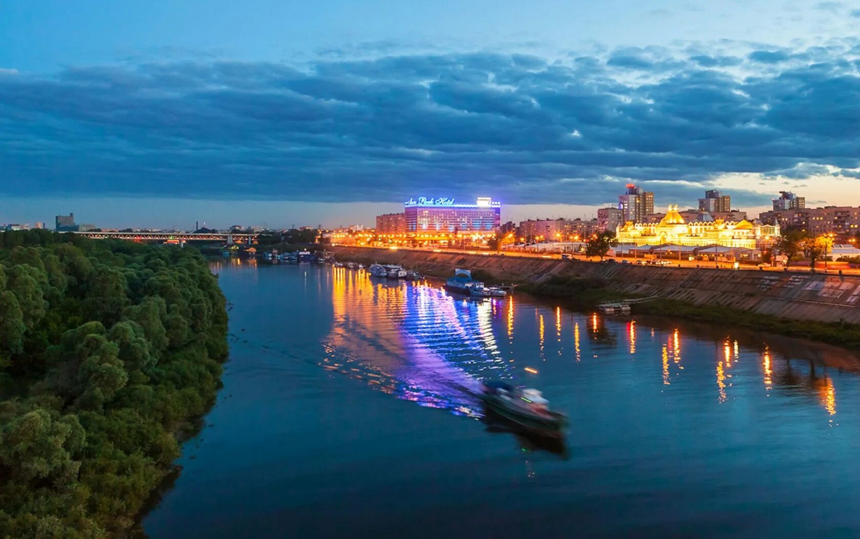 Река Волга Нижний Новгород. Волга парк Нижний Новгород. Маринс Нижний Новгород. Полное название нижнего новгорода