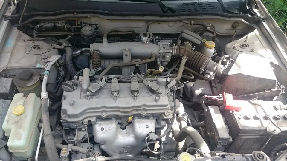 Двигатель ниссан альмера н16 купить. Nissan Almera n16 подкапотное. Ниссан Альмера н16 подкапотное пространство. Подкапотка Ниссан Альмера н15. Nissan Almera n16 подкапотка.