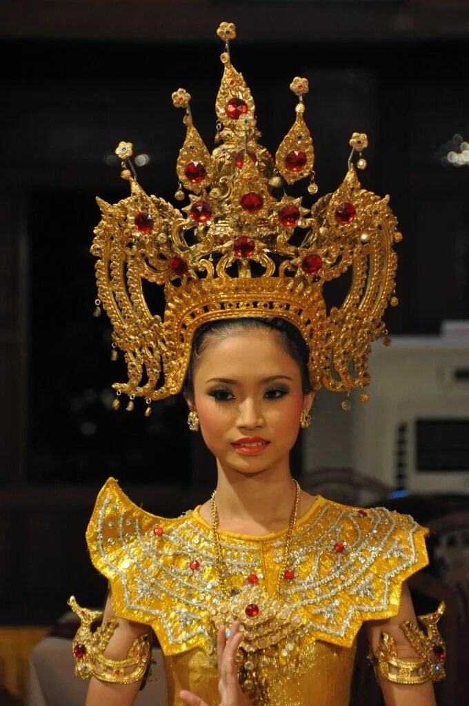 Тайская мода. Национальный головной убор Тайланда. Тайцы национальный костюм. Тайланд традиционный костюм.