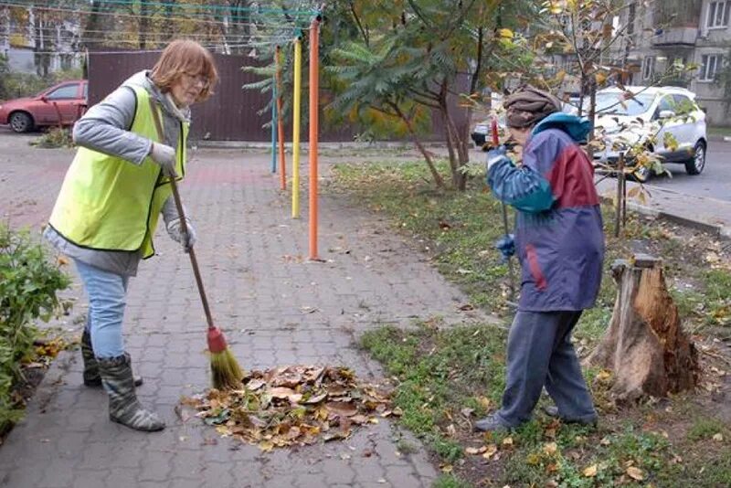 Сон убирать двор. Снег во дворе. Уборка снега в частном доме. Уборка снега. Люди убираются на улице.