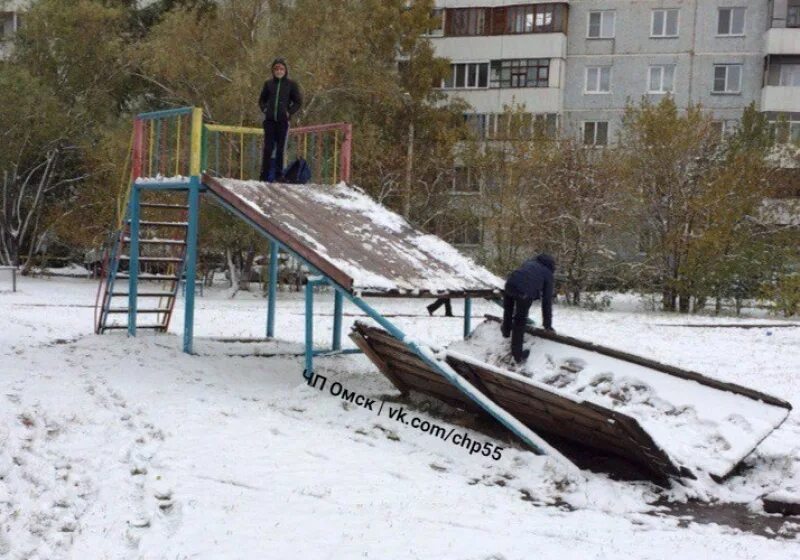 Горки в южном медведково. Горка сломалась. Горка в каринторфе. Мурманская область горку отремонтировать. Детские площадки.