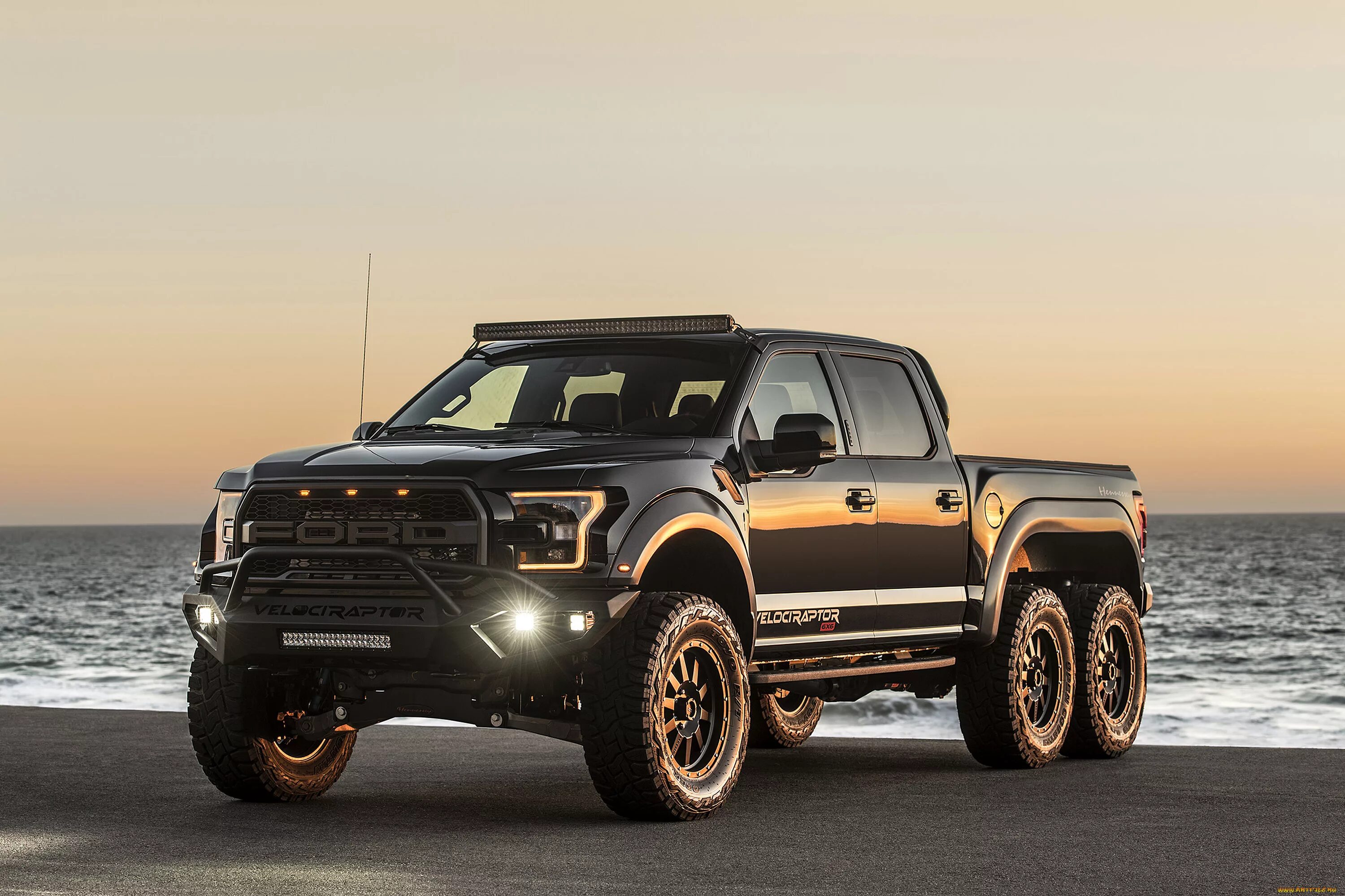 Мощный пикап. Ford f 150 Raptor Velociraptor 6x6. Форд f 150 Hennessey Velociraptor. Ford Hennessey Velociraptor 6x6. Ford Raptor 6x6.