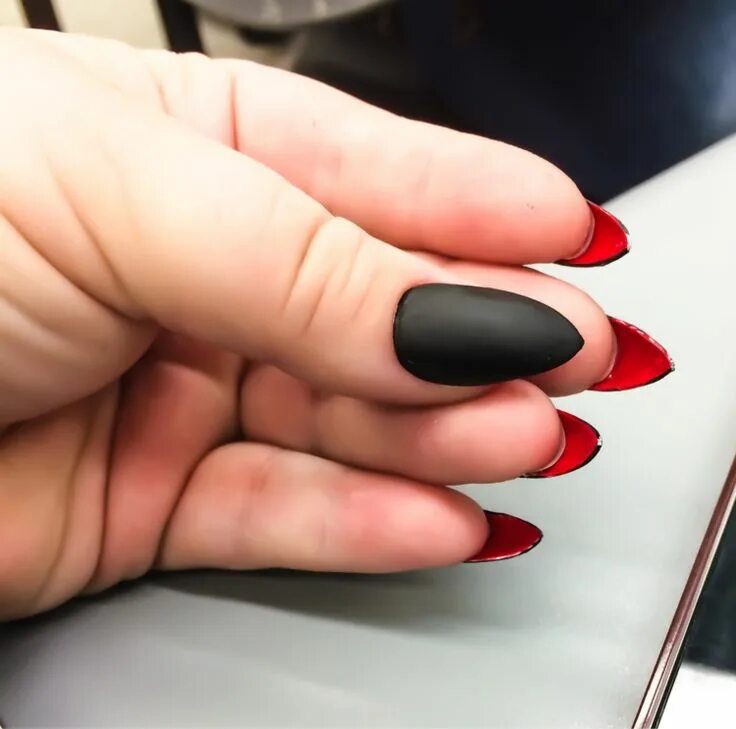 Ногти снизу. Ногти красные с черным. Красные матовые ногти. Черно красные ногти. Маникюр черно красный.