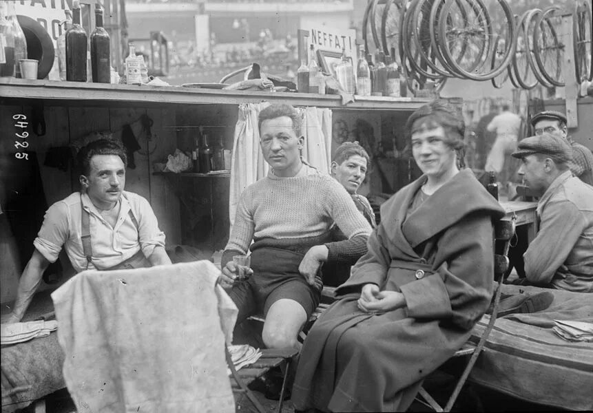 Писатели 1920 годов. Париж 1920-е годы. Богема Парижа в 1920-х гг. Американцы в Париж в 1920 х. Фото в Париже 1920 офицеры шоферы.