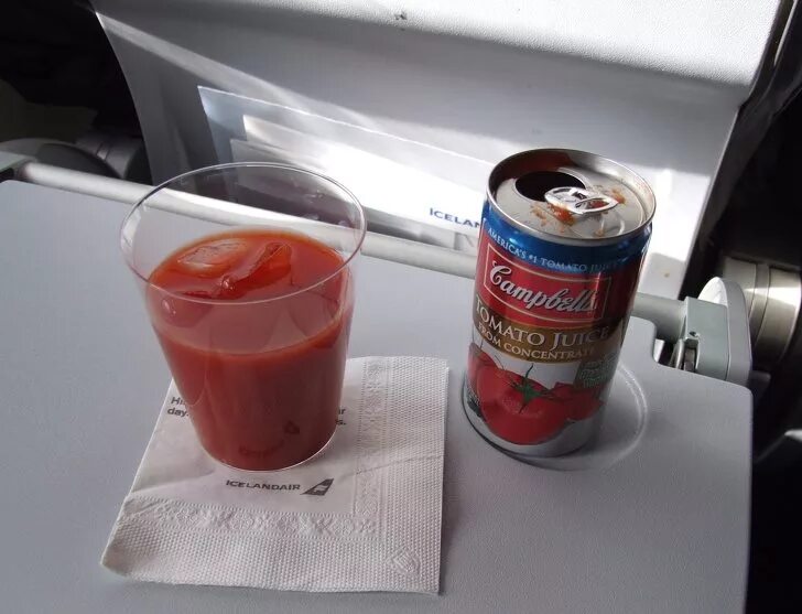 Сок в самолет можно. Сок Кэмпбелл томатный. Campbell томатный сок. Томатный сок в самолете. Томатный сок в банке.