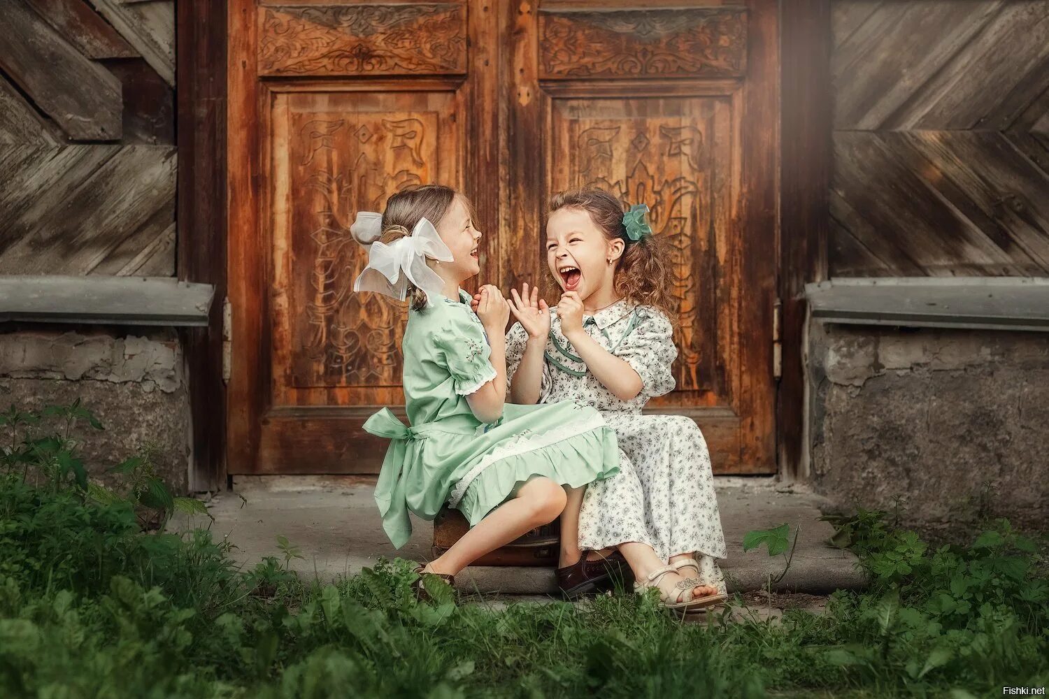 Верные подружки в садике живут. Сюжетные фотосессии. Подружки БОЛТУШКИ. Девочка болтушка. Две подружки.