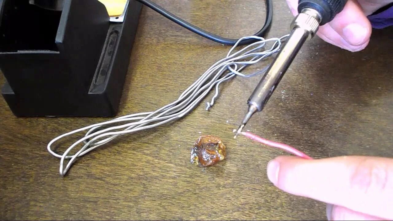 Solder провод для пайки. Паять провода паяльником. Пайка проводов паяльником для начинающих. Провод для паяльника. Бумага под припой паять.