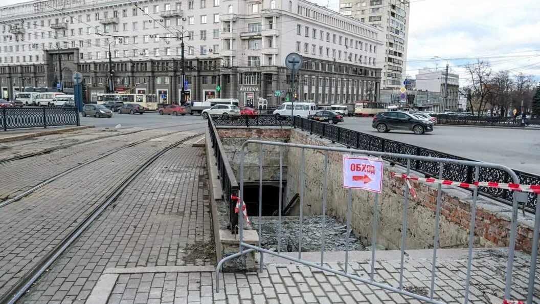 Челябинск закрытие дорог. Подземный переход Челябинск площадь революции. Пешеходные тоннели на площади. Площадь революции остановка Трамвайная Челябинск. Спуск в подземный переход.