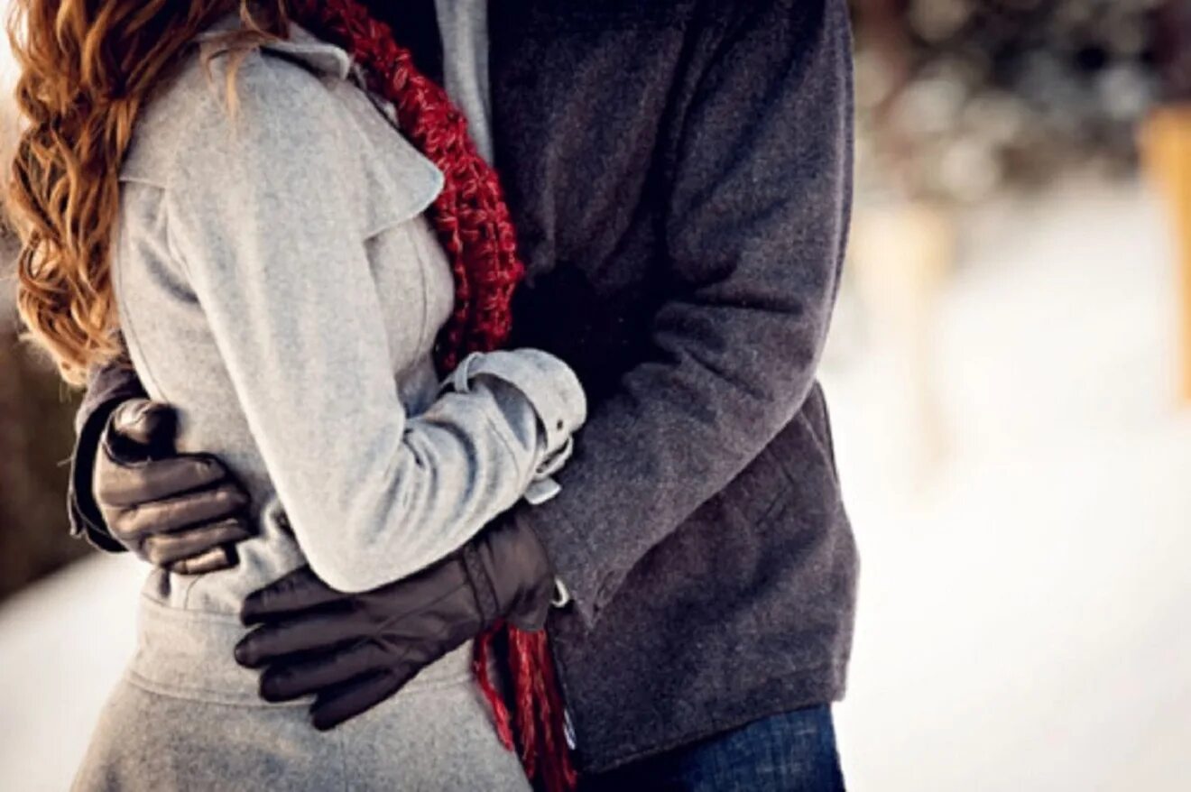 Обнимает девушку за талию. Объятия зимой. Парень обнимает девушку зимой. Объятия мужчины и женщины зимой. Рыжая девушка с парнем.