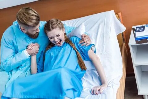 Женщина рожает ребенка в больнице
